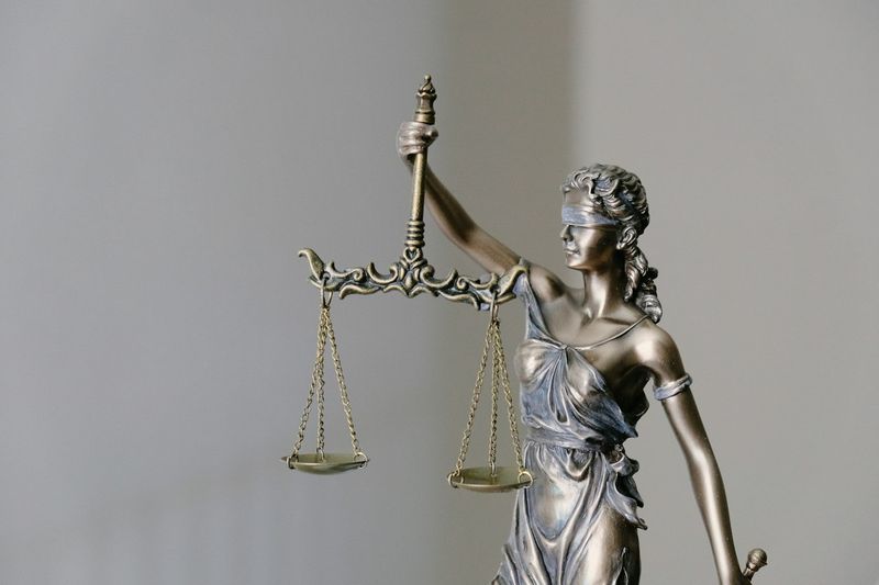 Estátua da Justiça com balança e espada