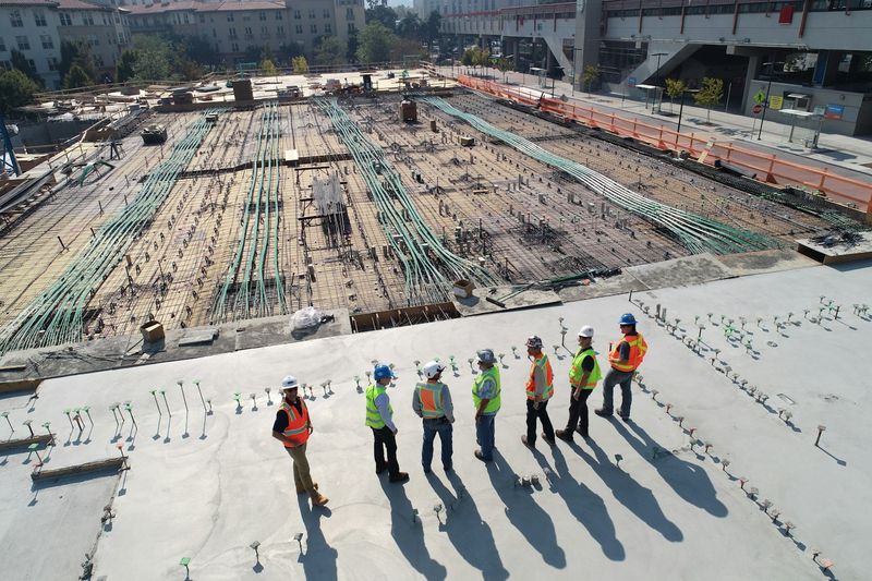 Equipe de trabalhadores em canteiro de obras